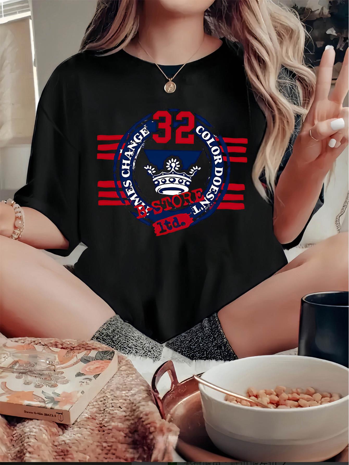 thumbnail image 1 of Women's Casual Crown & Letter Print Short Sleeve T-Shirt - Comfortable Summer Top with "32 Chicago" Design, White Crew Neck Tee for Casual Attire, 1 of 8